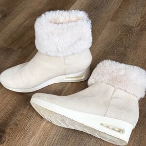 DKNY 10M Women’s Faux Fur Cuff Ankle Boots - white, EUC